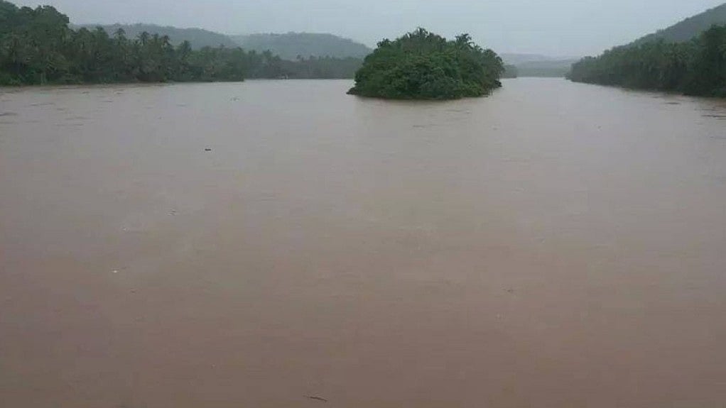 മേല്‍പ്പാലങ്ങളില്‍ കയറി കാഴ്ച കാണരുത്, സെല്‍ഫിയും വേണ്ട, നദികളില്‍ ജലനിരപ്പ് ഉയരും; പൊലീസിന്റെ മുന്നറിയിപ്പ്  